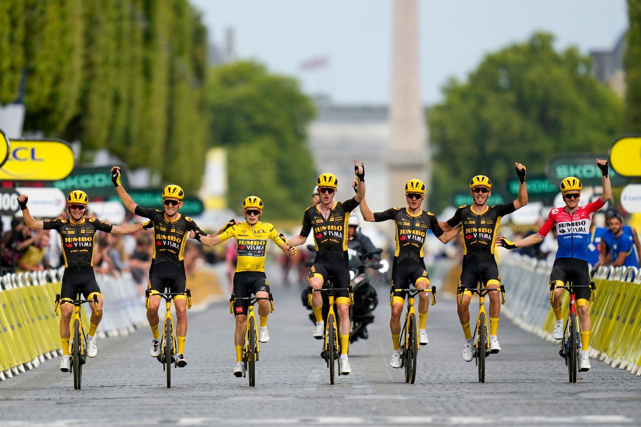 Tretí zľava dánsky cyklista Jonas Vingegaard z tímu Jumbo-Visma s kolegami prechádzajú cieľom 21. etapy pretekov Tour de France zo Saint-Quentin-en-Yvelines do  Paríža.