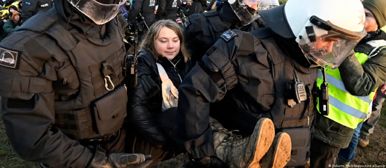 Švédska klimatická aktivistka Thunbergová počas policajného zásahu ešte začiatkom tohto roka.