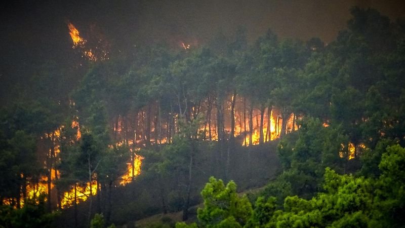 Stúpajúci dym z lesného požiaru na ostrove Rhodes