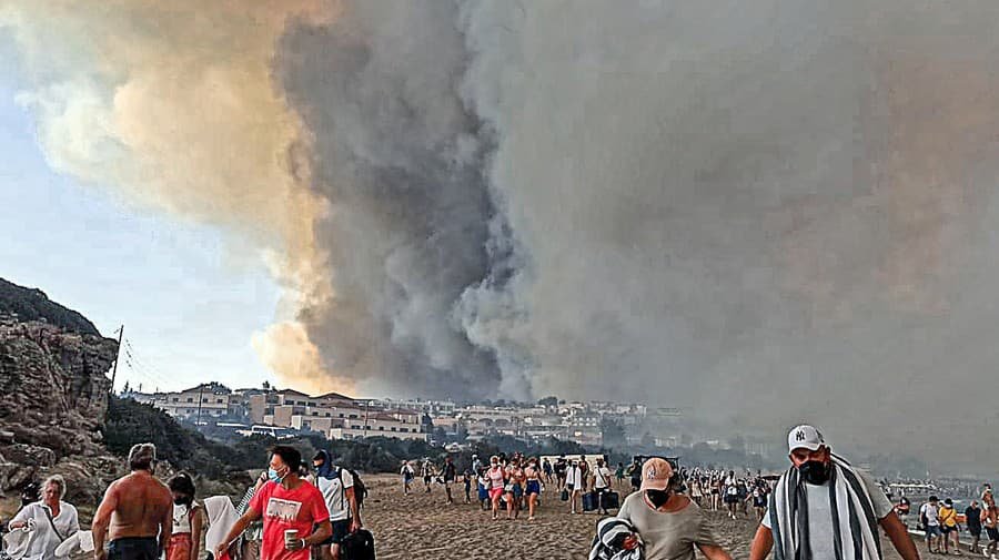 Evakuovaní ľudia z letovísk Kiotari a Lardos na gréckom ostrove Rodos.