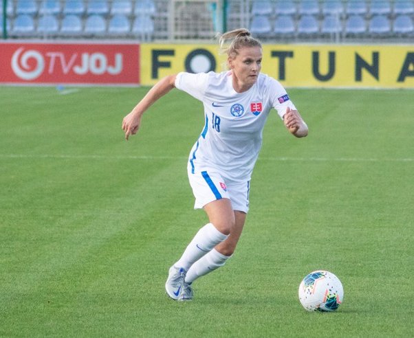 Tridsaťjedenročná stredopoliarka Dominika Škorvánková v slovenskom reprezentačnom drese.