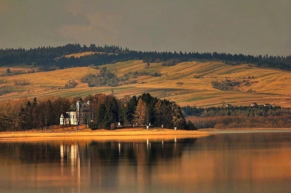 Slanický ostrov s kostolíkom.