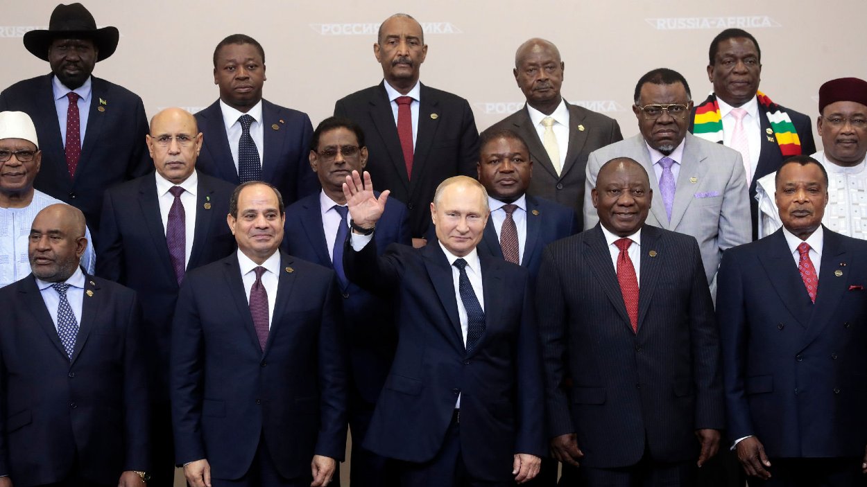 Ruský samit s africkými lídrami, kde Putin prisľúbil, že Rusko bude Afriku zásobovať obilím, pričom niektoré dodávky budú údajne bezplatné. 