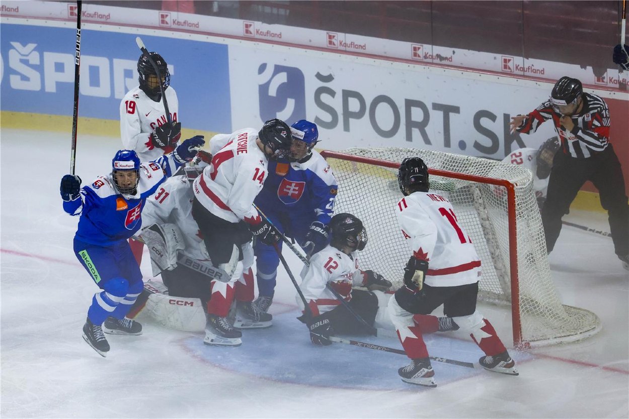 Slovenskí hokejisti prehrali s Kanadou vysoko 4:14 na turnaji hráčov do 18 rokov Hlinka Gretzky Cup.