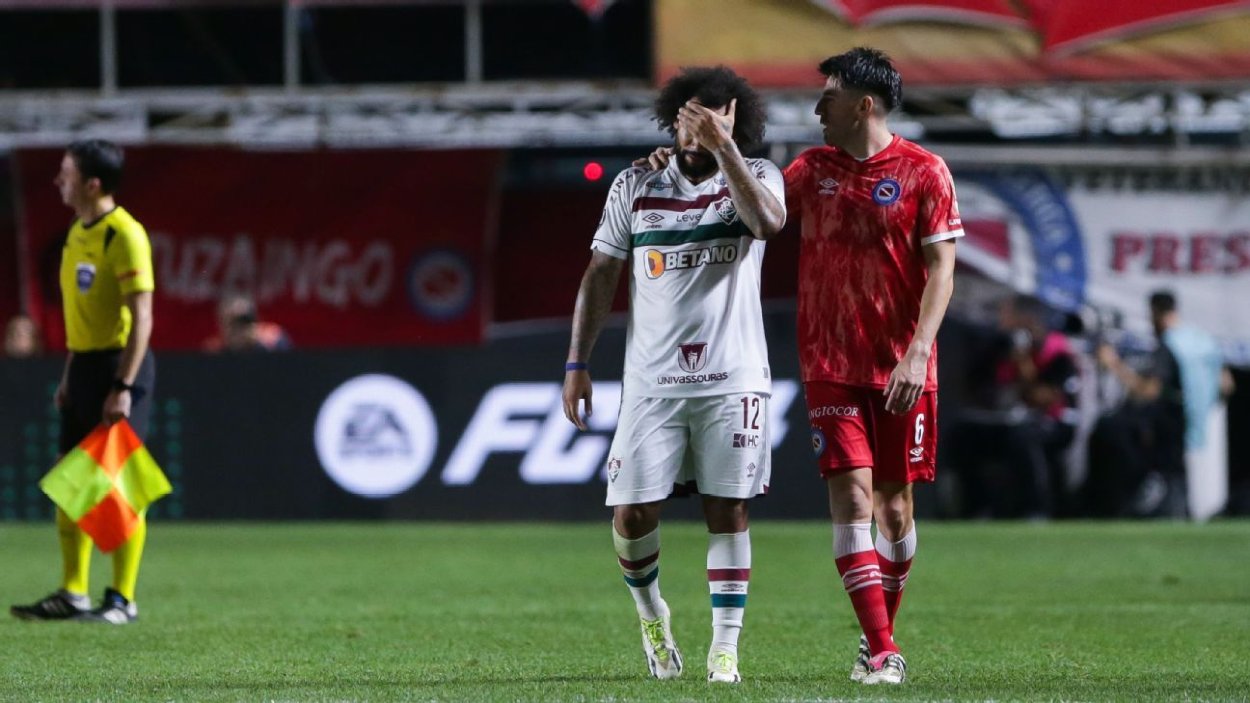 Brazílsky obranca Marcelo z Fluminense odchádza zo zápasu so slzami v očiach po tom, čo zranil Luciana Sancheza.