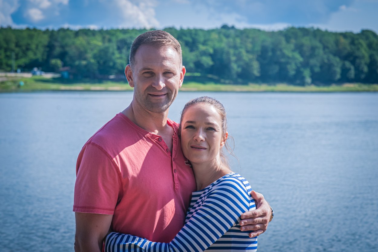 hlavné postavy filmu Nikdy nehovor nikdy -  Naďa (Tereza Kostková) a Peter (Tomáš Maštalír)