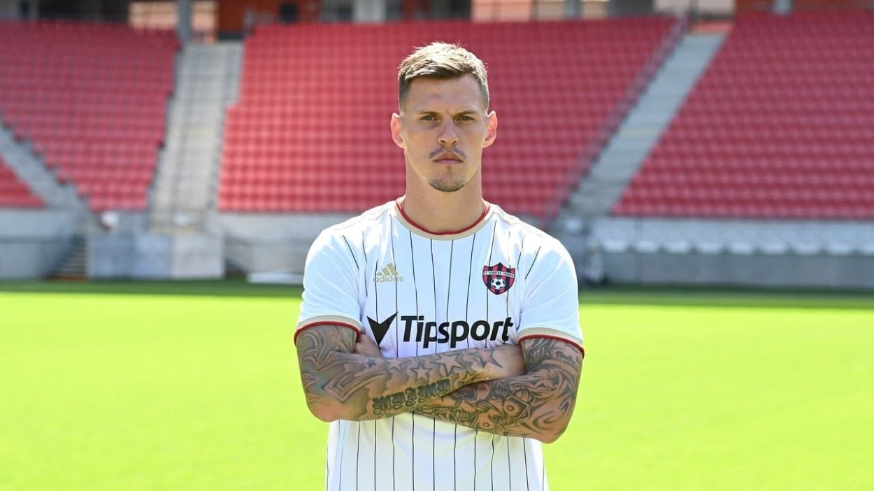 Na snímke futbalista Martin Škrtel pózuje v drese FC Spartak Trnava na Štadióne Antona Malatinského.