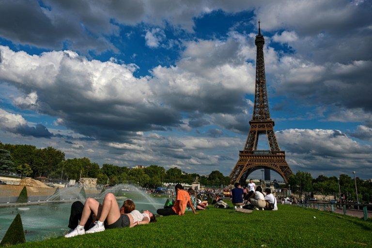 Eiffelova veža v centre Paríža.