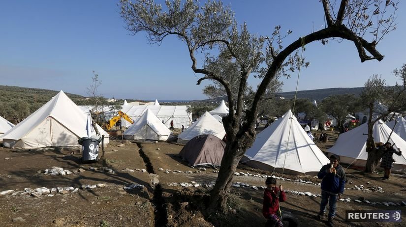 Deti migrantov sa hrajú v provizórne tábore neďaleko dediny Moria na gréckom ostrove Lesbos.