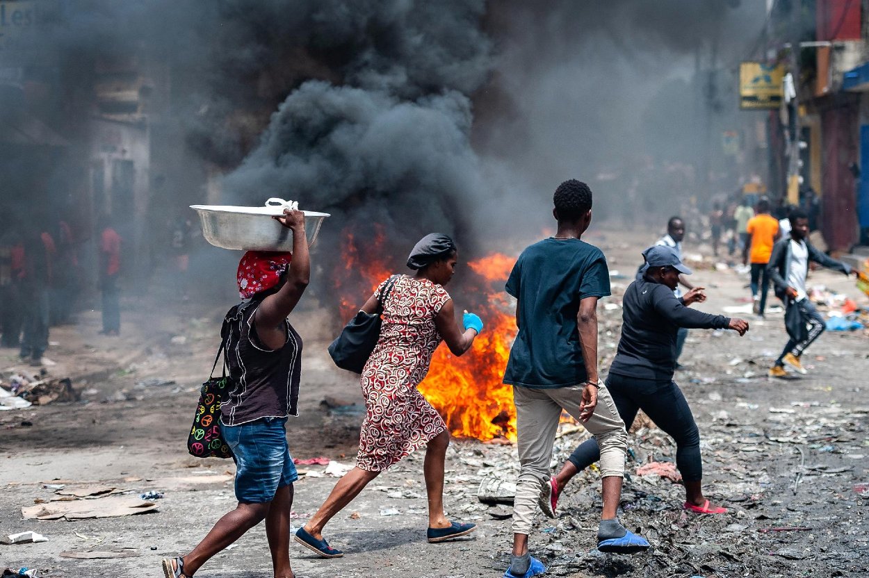 chaos pri gangových vojnách v Haiti