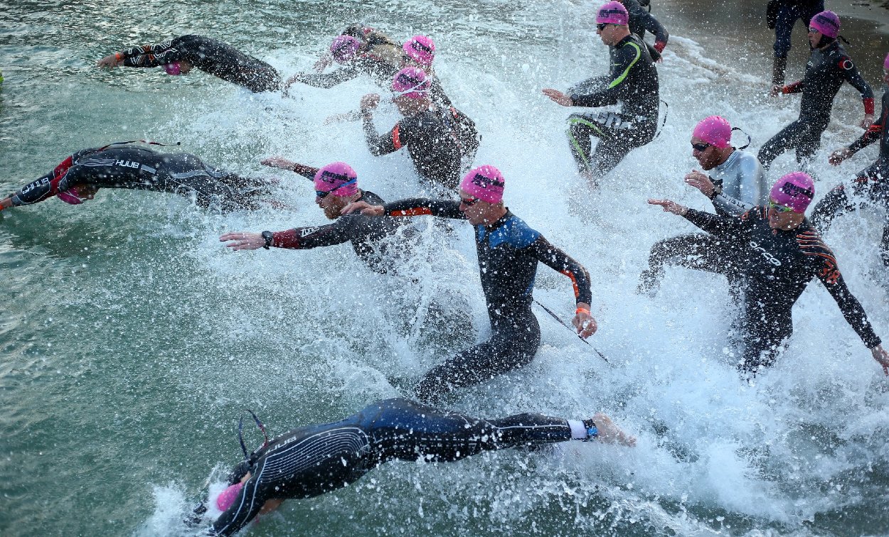 Plavecká časť pretekov polovičný Ironman na juhu Írska, pri ktorej zomreli dvaja muži.