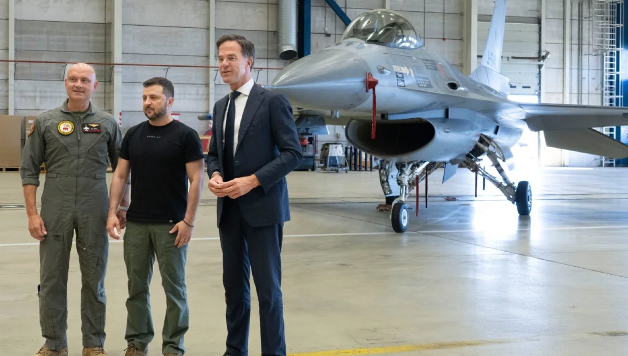 Ukrajinský prezident Volodymyr Zelenskyj a holandský dočasný premiér Mark Rutte pred stíhačkou F-16 v Eindhovene v Holandsku v nedeľu.