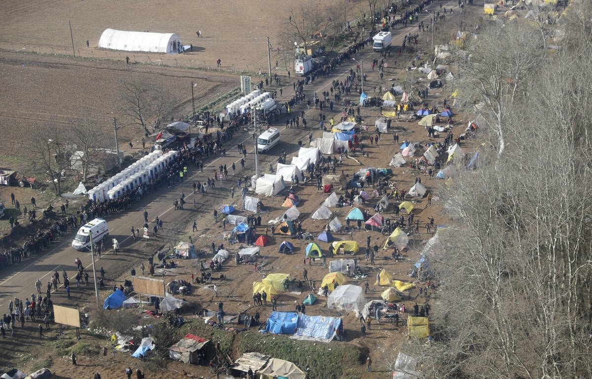 Migranti v Turecku pri hraniciach s Gréckom.