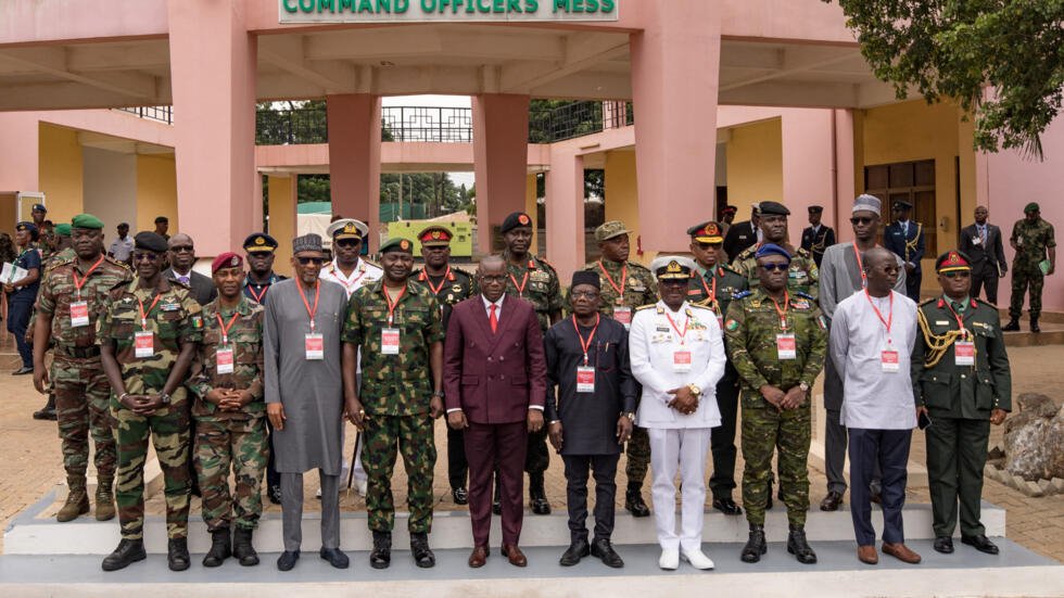 Ghanský minister obrany Dominic Nitiwul (v prvom rade uprostred) pózuje s delegátmi Hospodárskeho spoločenstva západoafrických štátov (ECOWAS) počas stretnutia v Akkre, Ghana, 17. augusta 2023.