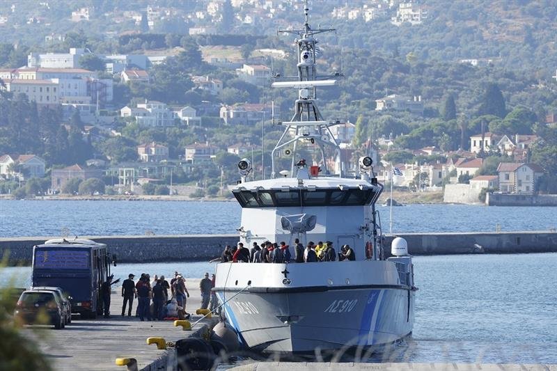 Migranti vystupujú z gréckeho pobrežného plavidla po záchrannej operácii v prístave Mytilene na severovýchodnom mori na ostrove Lesbos, Grécko, v pondelok 28. augusta 2023.