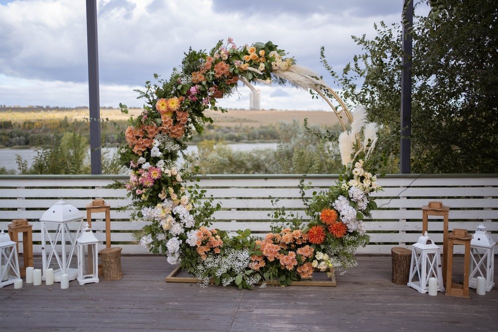 Kvetinové dekorácie často rieši floristka zároveň so svadobnou kyticou. 