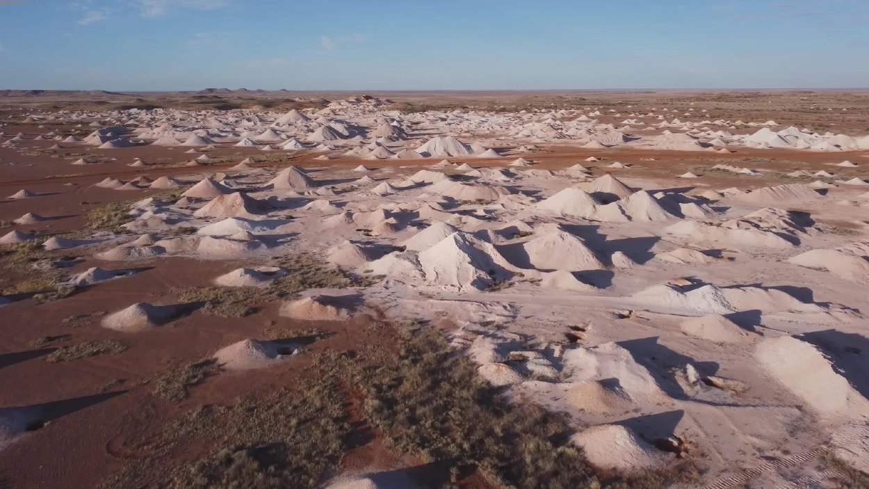 Chôdza v púšti okolo Coober Pedy môže byť nebezpečná – krajina je posiata opustenými banskými šachtami.