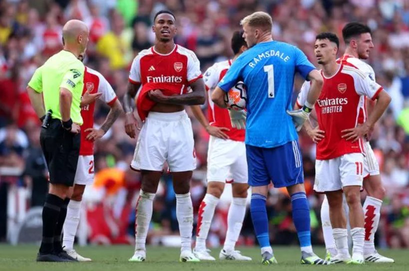 Hráči Arsenalu diskutujú s rozhodcom Anthonym Taylorom na zápase Premier League medzi Arsenalom a Manchesterom United na Emirates Stadium 3. septembra 2023 v Londýne v Anglicku.