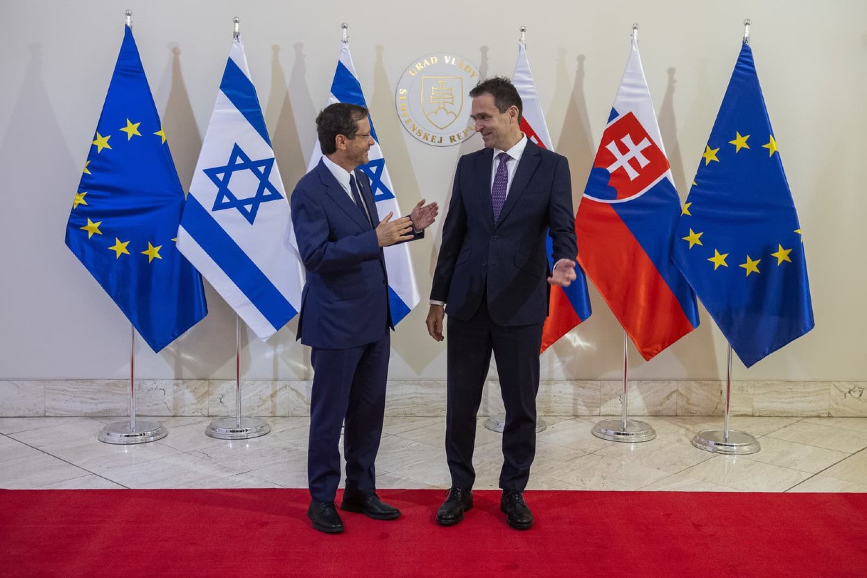 Izraelský prezident Jicchak Herzog a slovenský premiér Ľudovít Ódor.