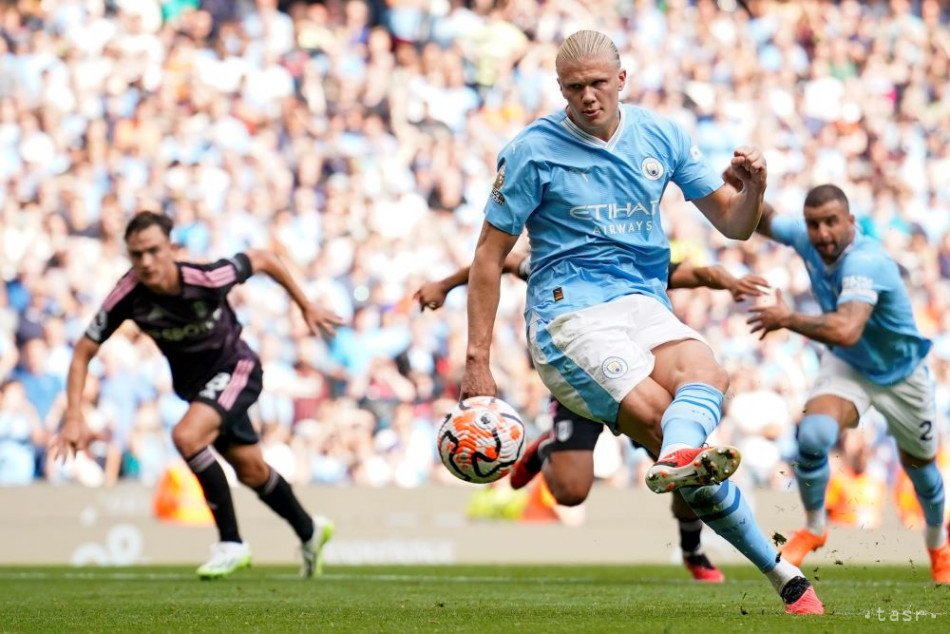 Na snímke hráč Manchestru City Erling Haaland strieľa štvrtý gól mužstva v zápase 4. kola anglickej Premier League vo futbale Manchester City - Fulham FC v sobotu 2. septembra 2023. 