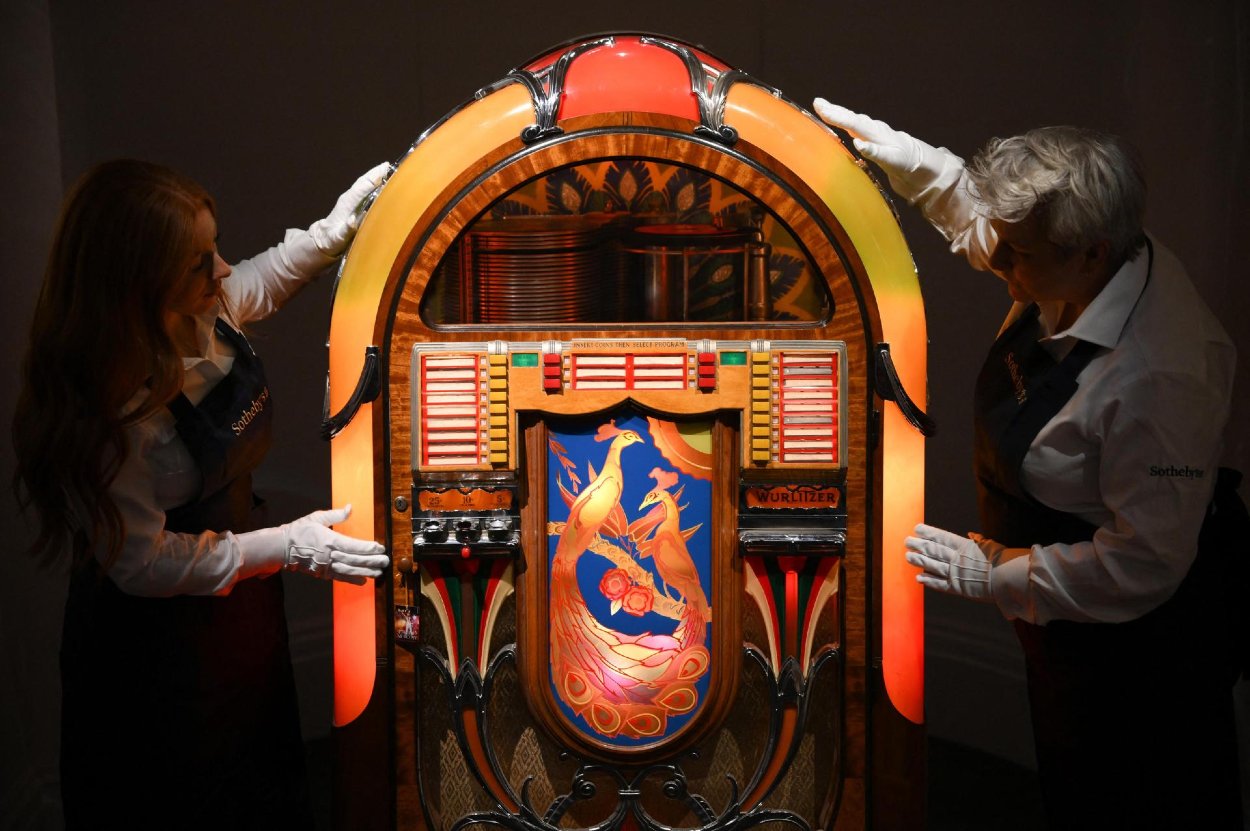 Osvetlený jukebox Freddieho Mercuryho z roku 1941, ktorý získal Mercury do svojej kuchyne v Garden Lodge, zobrazený počas prehliadky pre tlač na Sothebyho aukcii v Londýne.