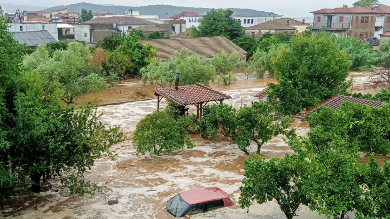 Potopené auto počas búrky na Mount Pelion, blízko Volosu v Grécku, 5. septembra 2023.