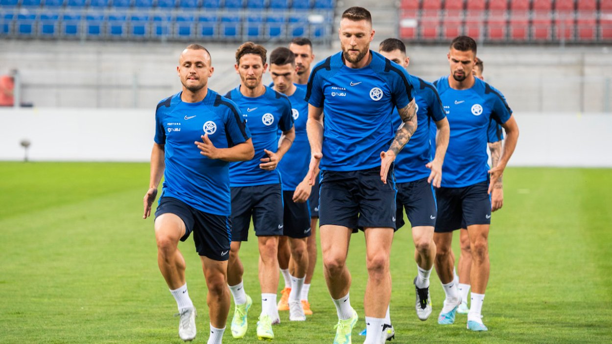 Slovenskí reprezentanti vo futbale počas tréningu.