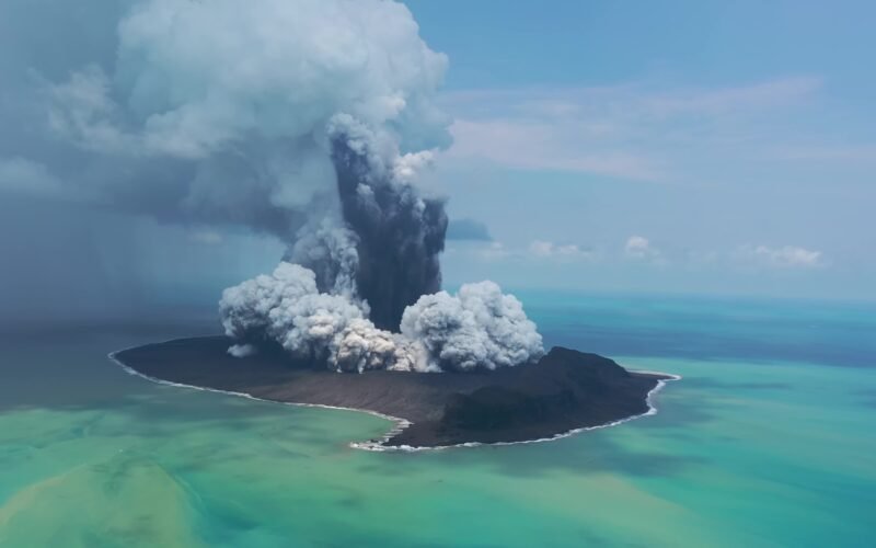 Erupcia Hunga Tonga – Hunga Ha ’ apai v roku 2022 vypustila do zemskej stratosféry rekordné množstvo vodných pár.