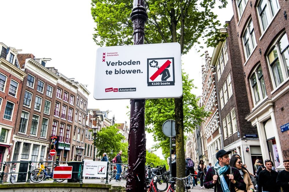 Verboden te blowen - Zákaz fajčiť - takéto ceduľky vás dnes vítajú po celom centre Amsterdamu.