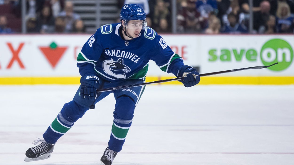 23-ročný americký obranca Quinn Hughes, ktorý sa stal kapitánom Vancouveru.