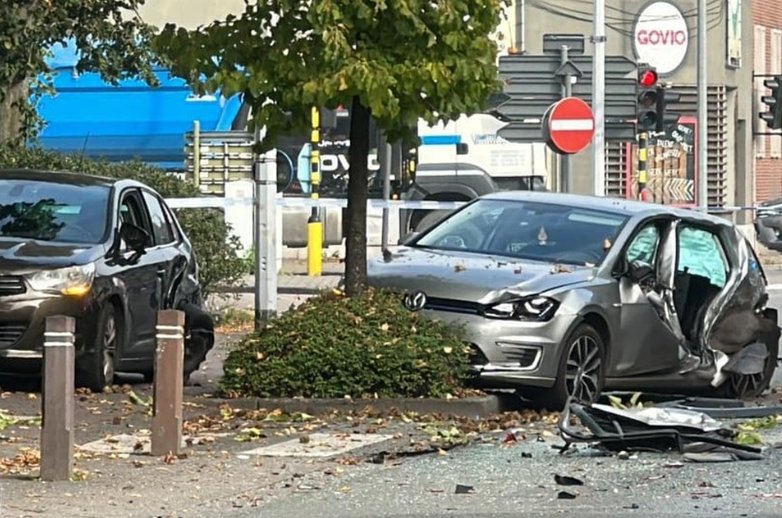 Zničené autá po dopravnej nehode, pri ktorej sa vážne zranil belgický cyklista Nathan van Hooydonck.