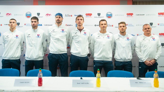 Slovenský daviscupový tím, zľava Peter Benjamín Privara, Lukáš Pokorný, Igor Zelenay, Lukáš Klein, Jozef Kovalík, Alex Molčan a kapitán Tibor Tóth.