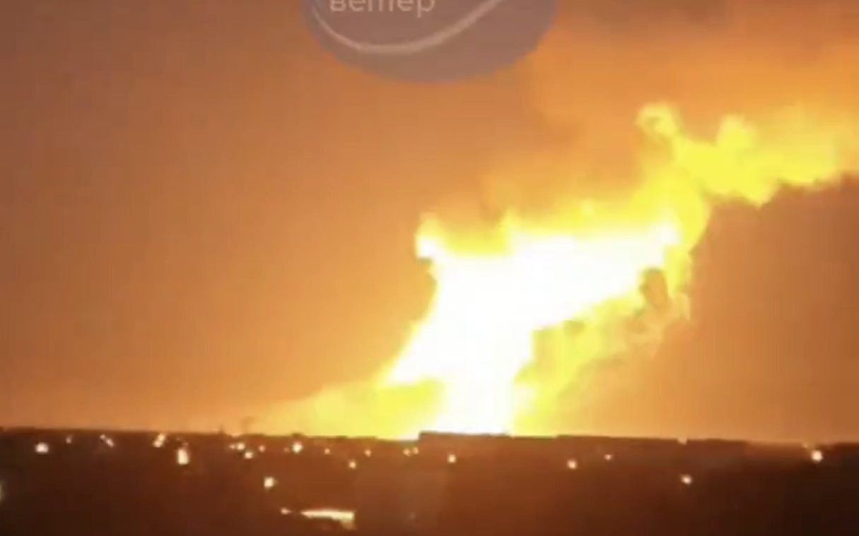 útok ukrajinského dronu na vojenské zariadenia v blízkosti mesta Jevpatorija na Kryme