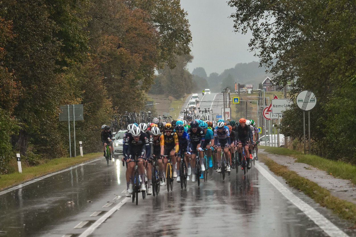 Cyklisti počas 2. etapy pretekov Okolo Slovenska.