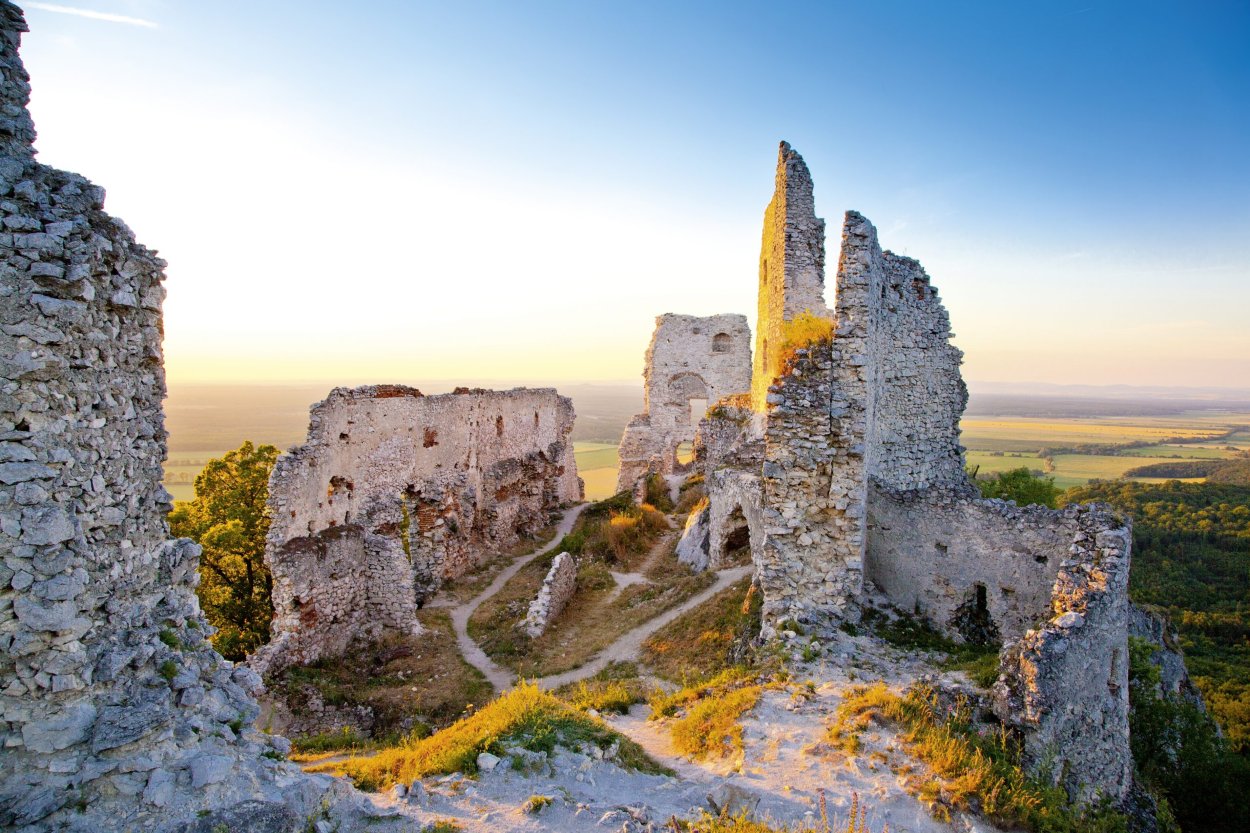 Impozantné zvyšky Plaveckého hradu.