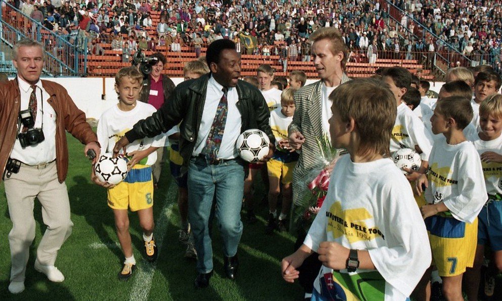 Brazílčan Pelé navštívil Slovensko v roku 1994, keď v Košiciach otvoril exhibičný zápas.