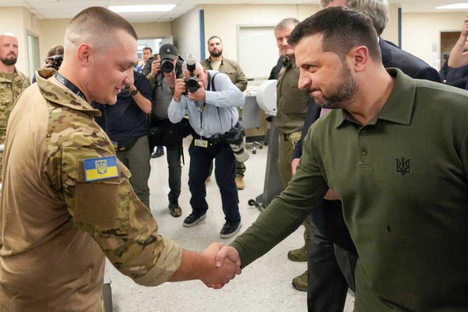 Ukrajinský prezident Volodymyr Zelenskyj víta ukrajinských vojakov, ktorí sa liečia za svoje zranenia v nemocnici v New Yorku.