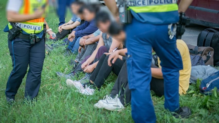 Polícia zatkla v nedeľu v krajine celkovo 822 prekračovateľov hraníc, oznámilo to v pondelok veliteľstvo národnej polície v Maďarsku.