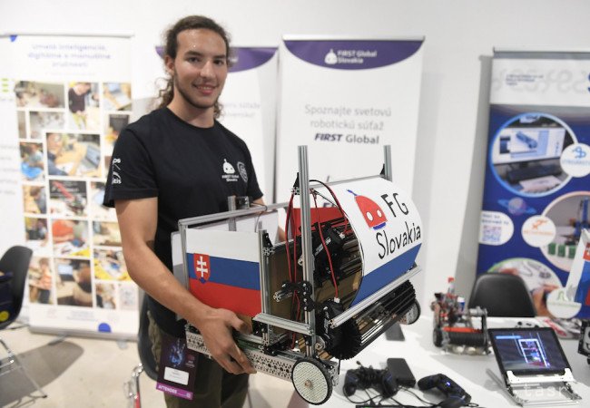 Na snímke Adam Kadlečík, spoluautor robota Ľudmila, ktorý zbiera loptičky a s ktorým bude súťažiť tím stredoškolákov na robotickej olympiáde v Singapure (7. - 10. októbra). Košice, 19. septembra 2023.