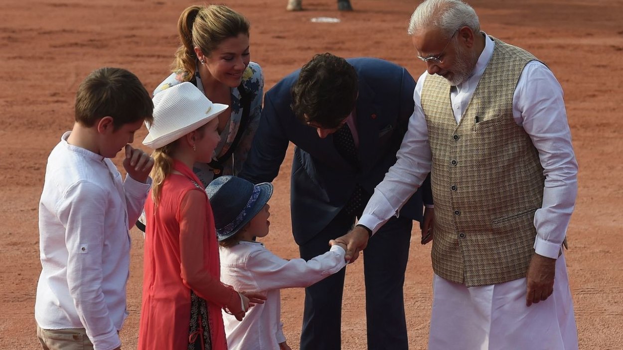 Indický premiér Narendra Modi si podáva ruku s najmladším synom kanadského premiéra Justinom Trudeauom na slávnostnej recepcii v prezidentskom paláci v Naí Dillí 23. februára 2018.