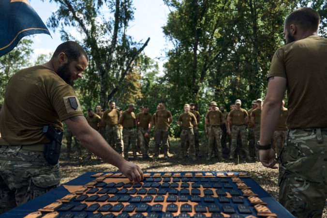 Veliteľ ukrajinskej armády vysvetľuje vojakom stratégiu boja pri Bachmute.