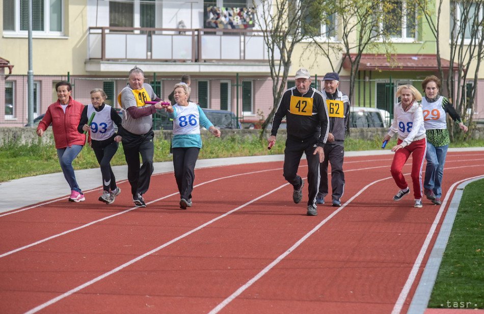 Športová olympiáda seniorov v areáli Základnej školy Radvanská v Banskej Bystrici bola súčasťou Akadémie európskeho seniora. Na archívnej snímke bežecká štafeta 4x50m.