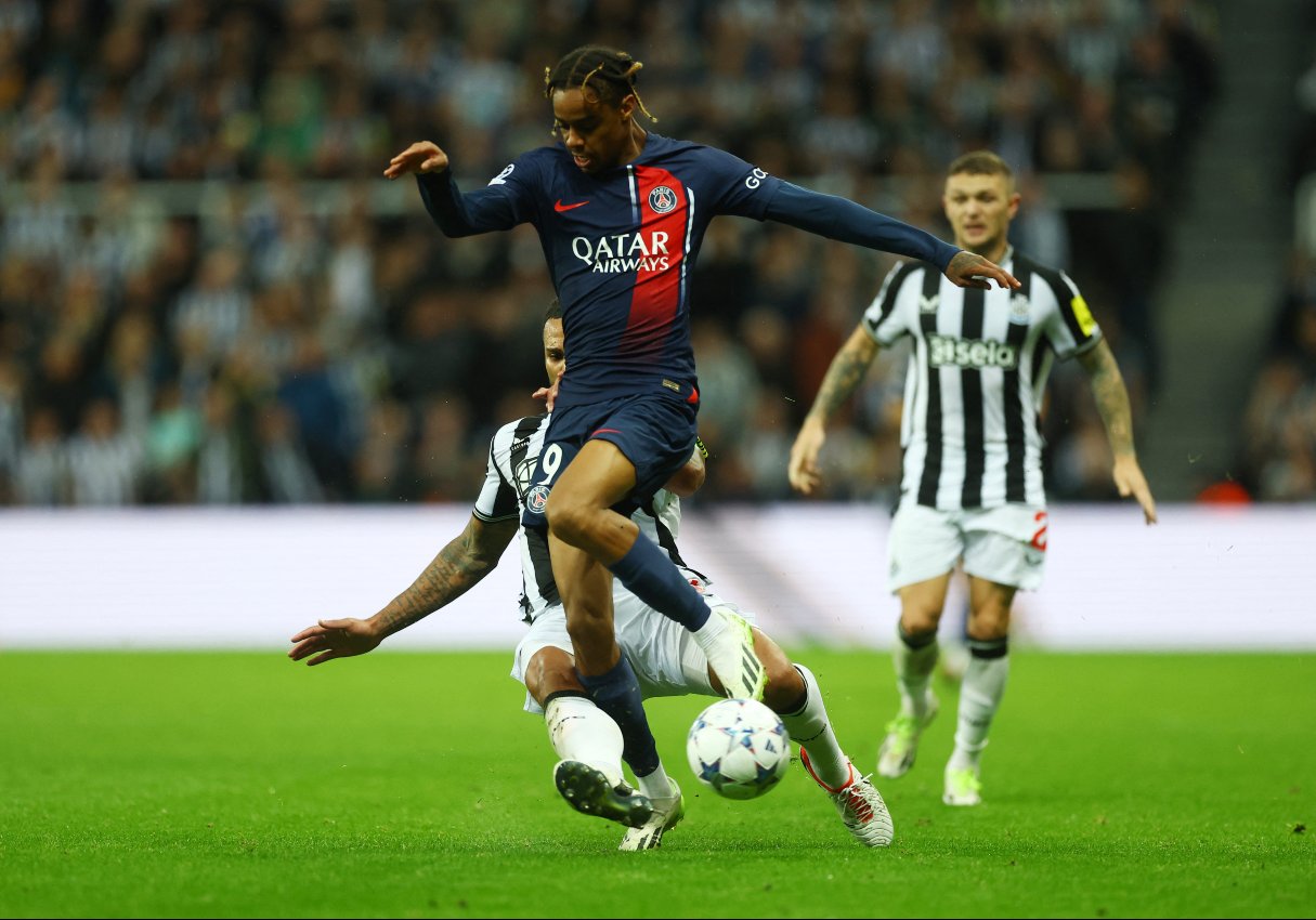 Hráč PSG Bradley Barcola v akcii s Jamaalom Lascellesom z Newcastle United.