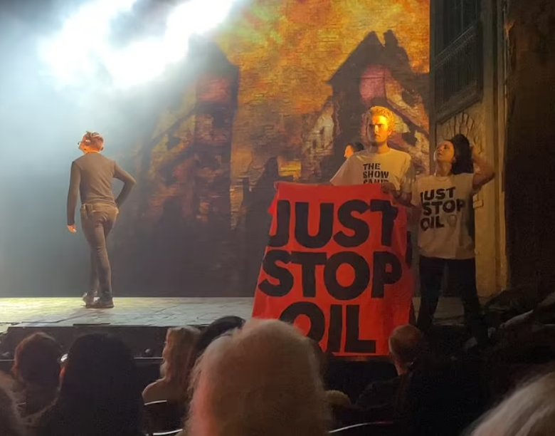 Klimatickí aktivisti s nápisom "Just Stop Oil" , keď narušili muzikál Bedári v londýnskom divadle Sondheim Theatre.