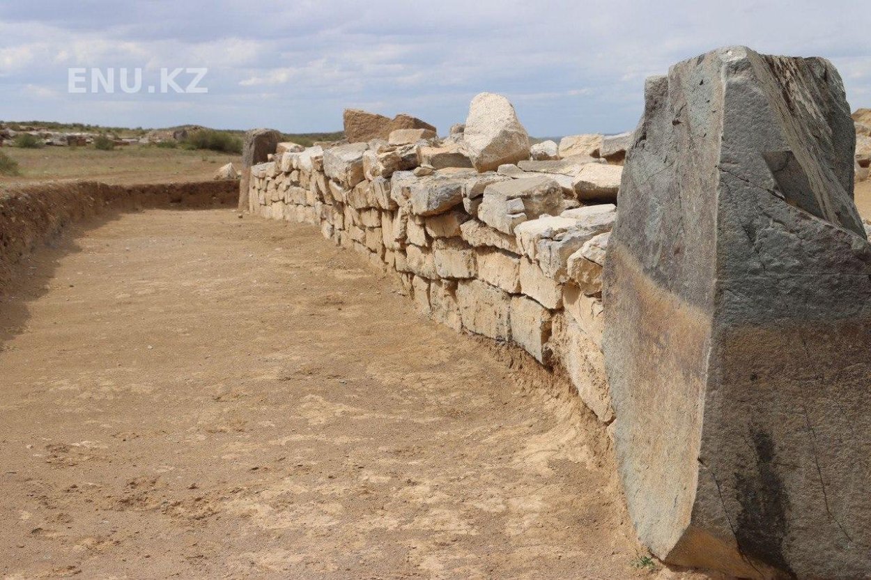 časť pyramídovej štruktúry z bronzového veku nájdená v komplexe Kyrykungir v Kazachstane.