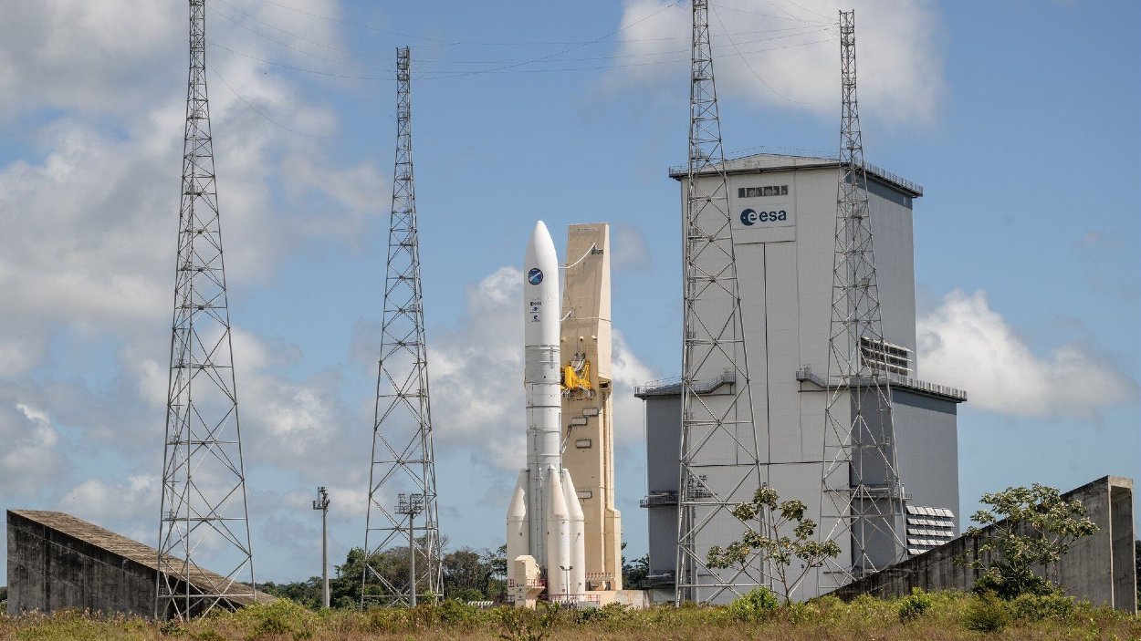 Skúšobné odstránenie Ariane 6 z mobilného portálu na európskom vesmírnom prístave v Kourou vo Francúzskej Guyane 23. júna 2023. 