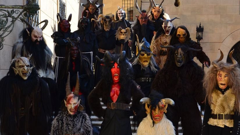 archívna fotografia čertov na Trenčianskom hrade počas Krampuslauf