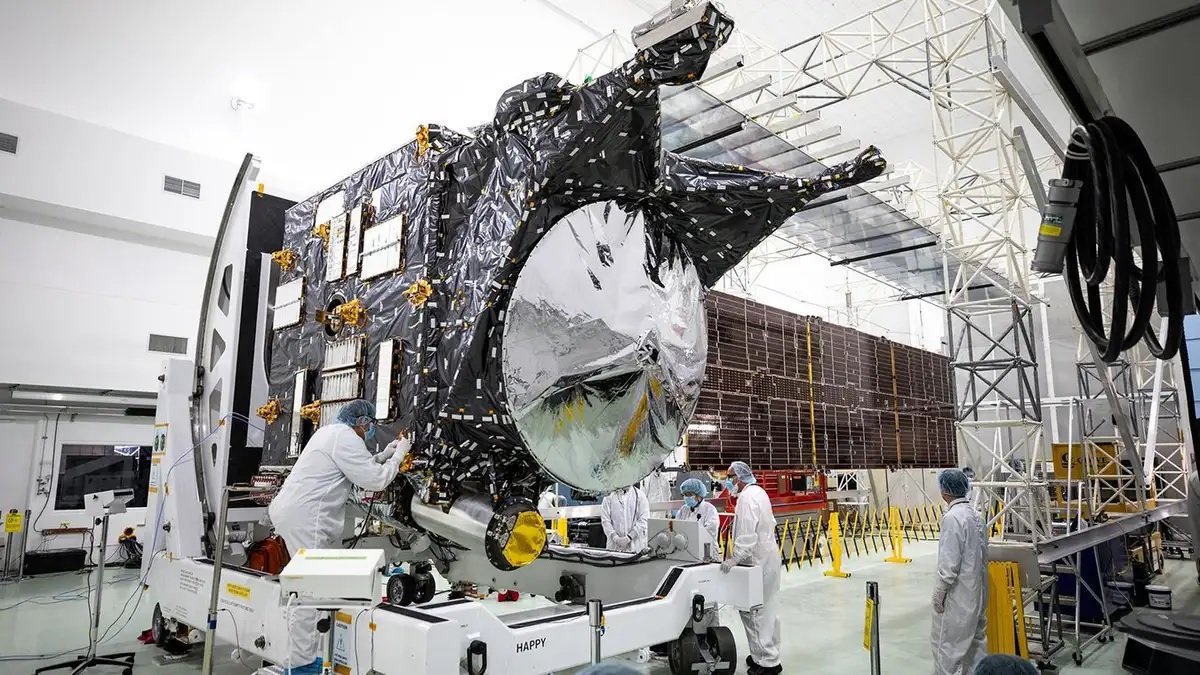 Časť kozmickej lode Psyche vo vnútri Astrotech Space Operations Facility neďaleko Kennedyho vesmírneho strediska na Floride

