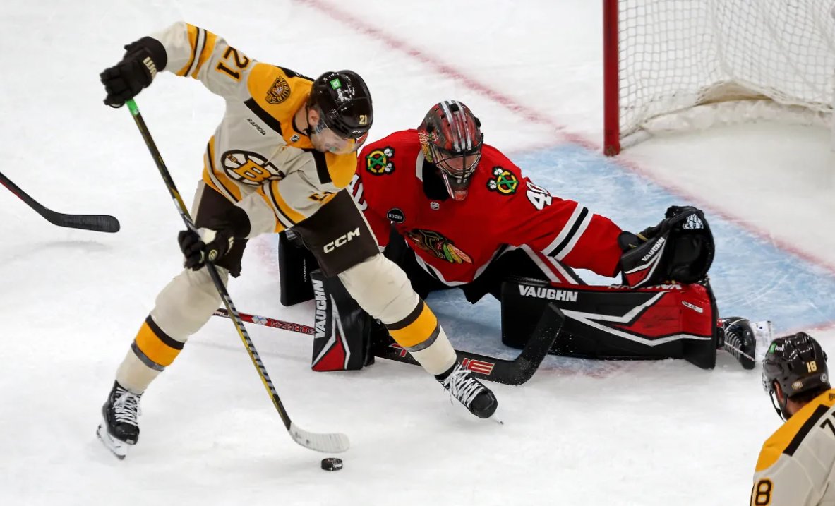 Ľavé krídlo Bostonu Bruins James van Riemsdyk švihol pukom medzi nohy brankára Chicaga Blackhawks Arvida Soderbloma počas stredajšieho otvárania sezóny v TD Garden.