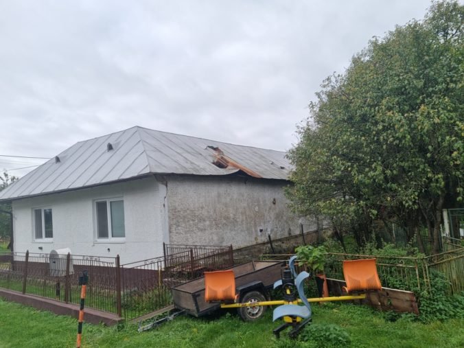 Hasiči zasahujú v súvislosti s pondelkovým zemetrasením v obci Černina (okres Humenné). Pomáhajú s rozoberaním konštrukcií komínov a striech rodinných domov, ktoré ohrozujú obyvateľov obce. Černina, 10. október 2023.